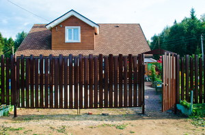 Забор из металлического штакетника: сооружение и фото