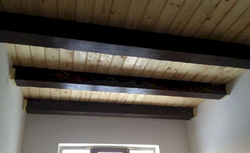 Чем можно подшить потолок по деревянным балкам
