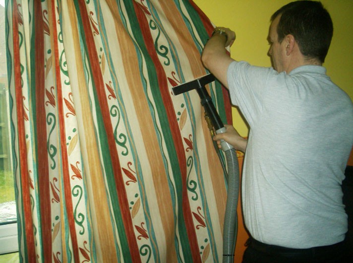 Как осуществляется химчистка штор на дому и с выездом профессионалами