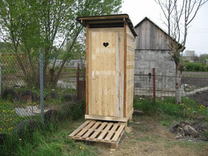 Как построить самому туалет для дачи на улице?