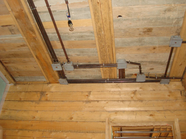 Особенности проведения электропроводки в деревянном доме