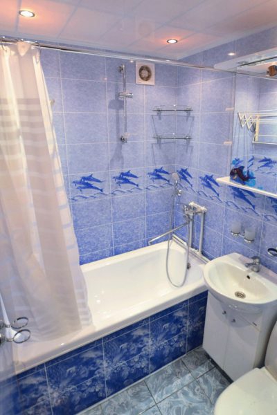 Панели ПВХ с фризом для ванной комнаты – виды, характеристики и монтаж