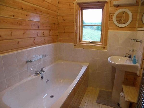 Чем отделать ванную комнату в деревянном доме: практические рекомендации