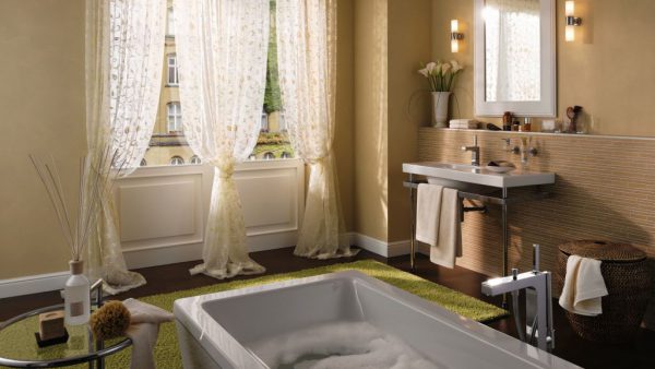Дизайн ванной с окном – впустите свет в свой интерьер