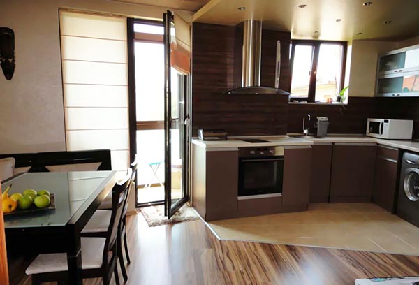 Шторы для кухни с балконной дверью: как подобрать идеальный вариант?