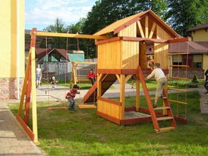 Детская площадка своими руками из подручных материалов на даче с фото