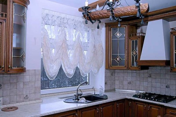 Кухонные шторы: от классики до современности (50 фото идей)