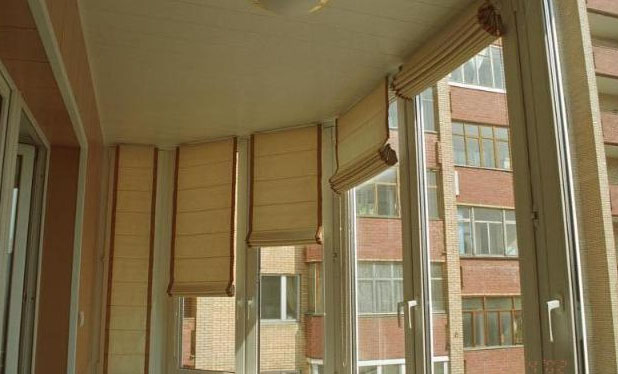 Вы сможете сшить балконную штору самостоятельно: рекомендации швеи