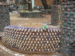 Как строить сарай из пластиковых бутылок с помощью глины