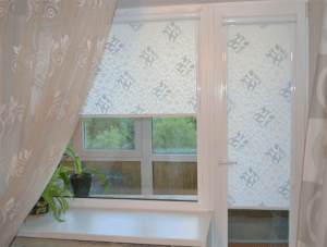 Выбор рулонной шторы на балконную дверь