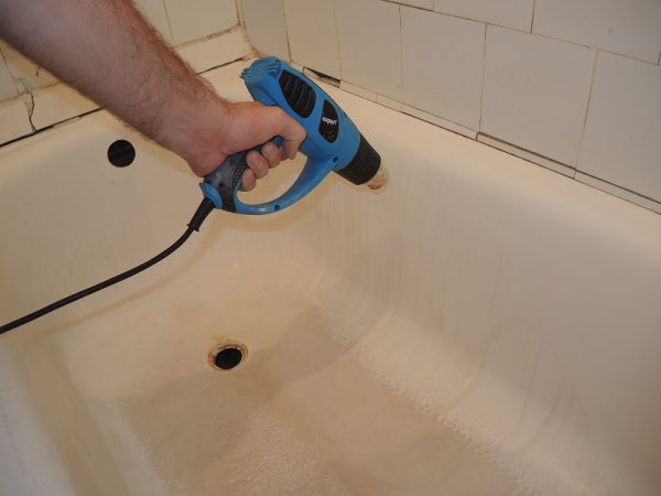 Как замазать скол на эмалированной ванне в домашних условиях?