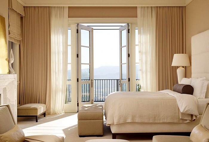 Шторы для спальни с балконной дверью: как выбрать правильный вариант?