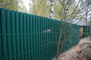 Забор из металлического штакетника: сооружение и фото