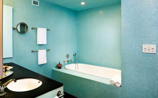 Выбор краски для потолка в ванной комнате и ее нанесение