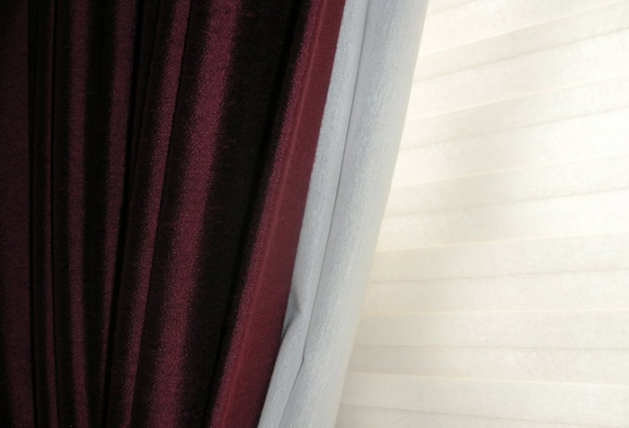 Бордовые шторы как стилеобразующий элемент в интерьере