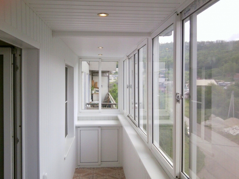 Последовательность работ и выбор материалов при внутренней отделке балкона своими руками