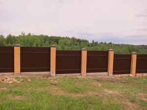Забор со столбиками из профнастила своими руками
