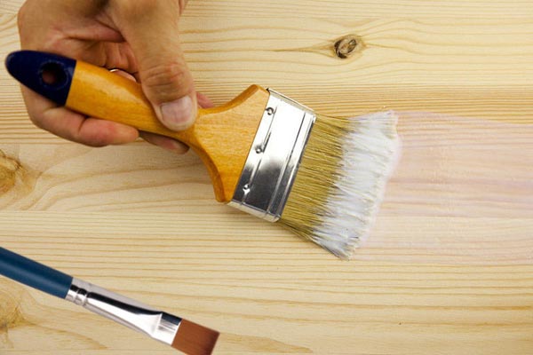 Как выполнить покраску деревянных дверей