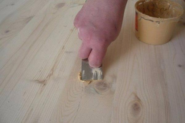 Как выполнить покраску деревянных дверей