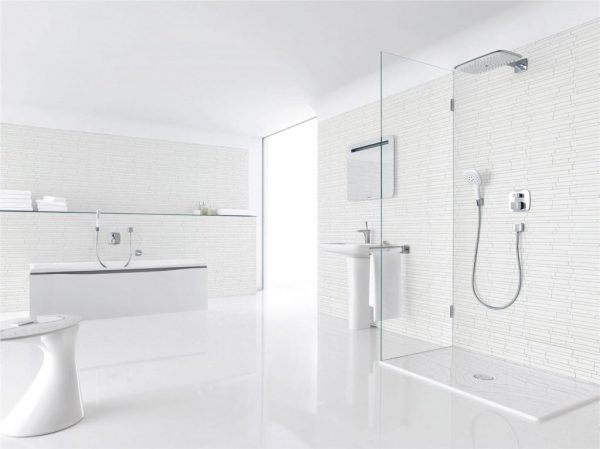 Чем отличается дизайн ванной с душем без поддона?