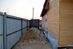 Сколько метров от дома можно строить забор соседям по закону