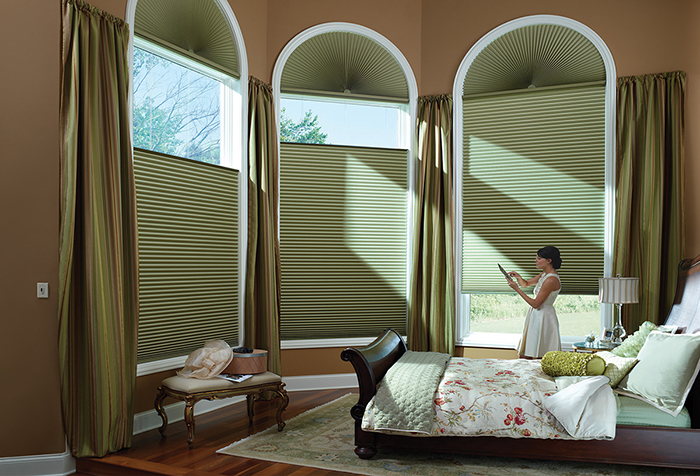 Зеленые шторы в интерьере помещения: как правильно использовать и сочетать?