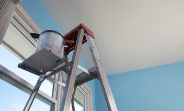 
				Как правильно покрасить потолок водоэмульсионной краской по побелке
