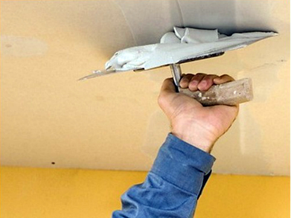 
				Как шпаклевать потолок под покраску: советы