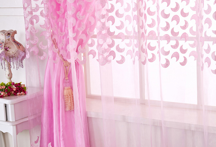 Розовые шторы: нюансы сочетания цвета с другими оттенками