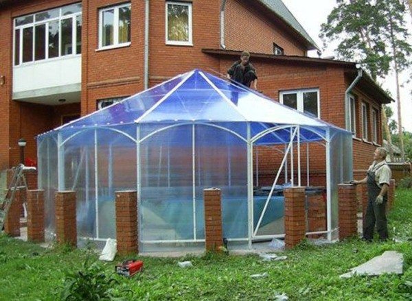 Крыша из поликарбоната для беседки – отличная защита от дождя и максимум солнца!