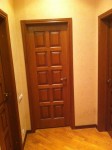 Входные деревянные двери в квартиру: фото дизайна в интерьере