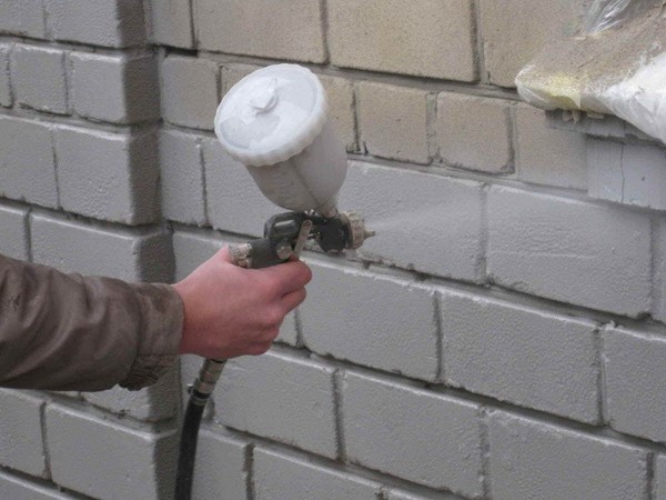 Как покрасить кирпичную стену