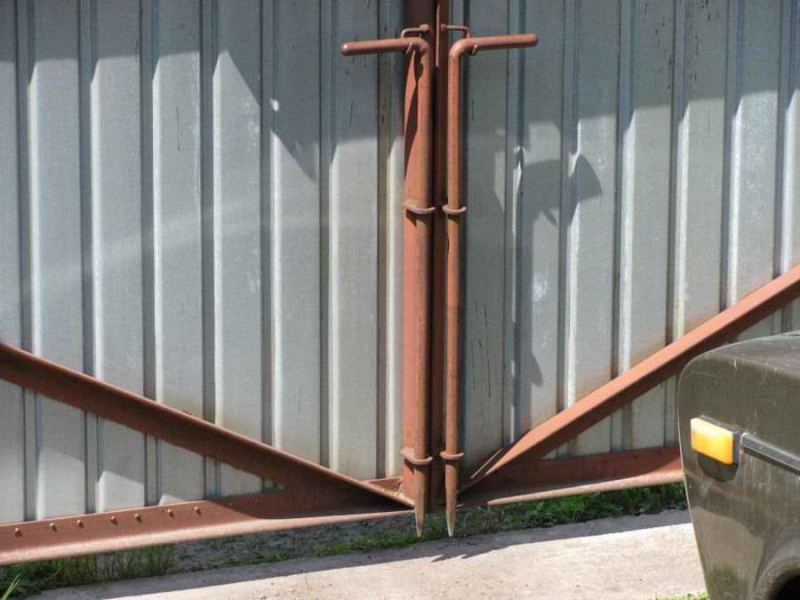 Распашные ворота из профнастила для дачи – изготовление и установка своими руками
