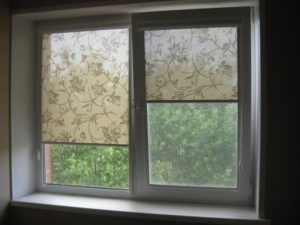 Порядок крепления рулонных штор на окна