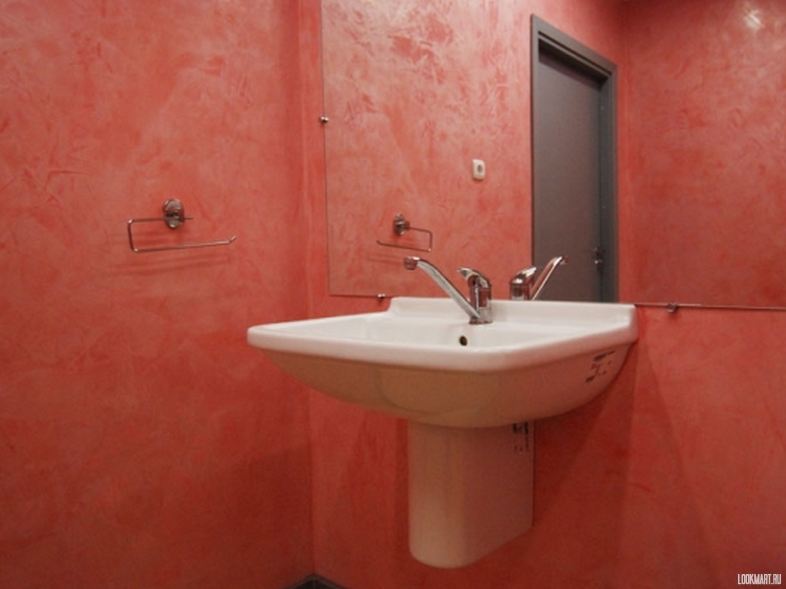 
				Чем и как штукатурить стены в ванной комнате?