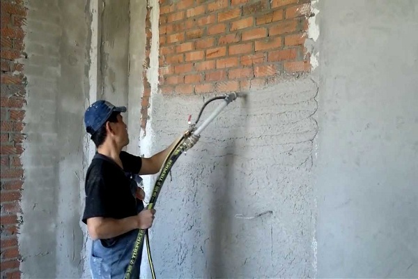 
				Стоит ли штукатурить стены автоматически?