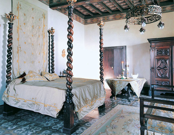 
	Спальня в готическом стиле: основные элементы, рекомендации по оформлению	