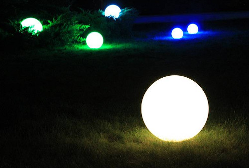 Светильник-шар для освещения вашего сада 