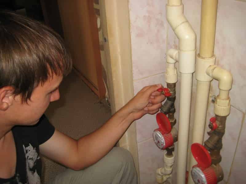Установка крана на мойку
