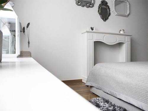 Идея для спальни: минимализм с оттенком романтики 