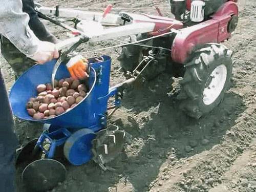 Посадка картофеля мотоблоком с окучником