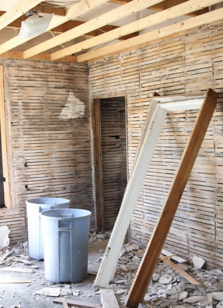 Штукатурка деревянных стен: выбор материала, подготовка стен и процесс штукатурки